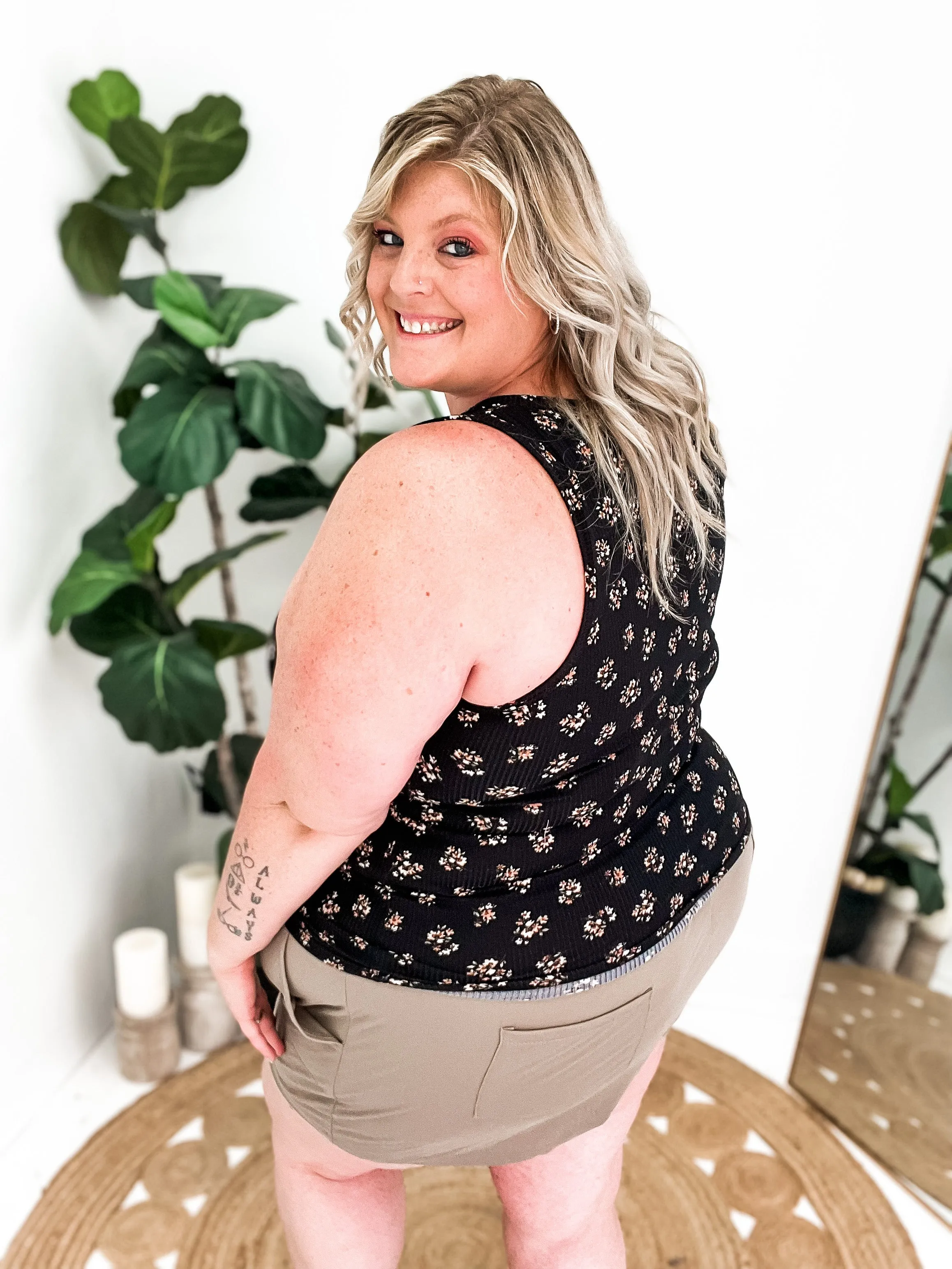 Curvy Around The World Shorts